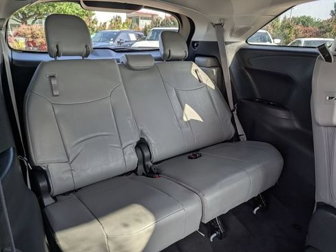 Used 2025 Toyota Sienna XLE w/ XLE Plus Package FWD image 31