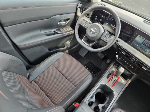 Certified 2025 Nissan Kicks SR FWD image 16