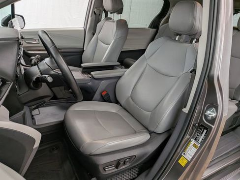 Used 2022 Toyota Sienna XLE w/ XLE Plus Package FWD image 12