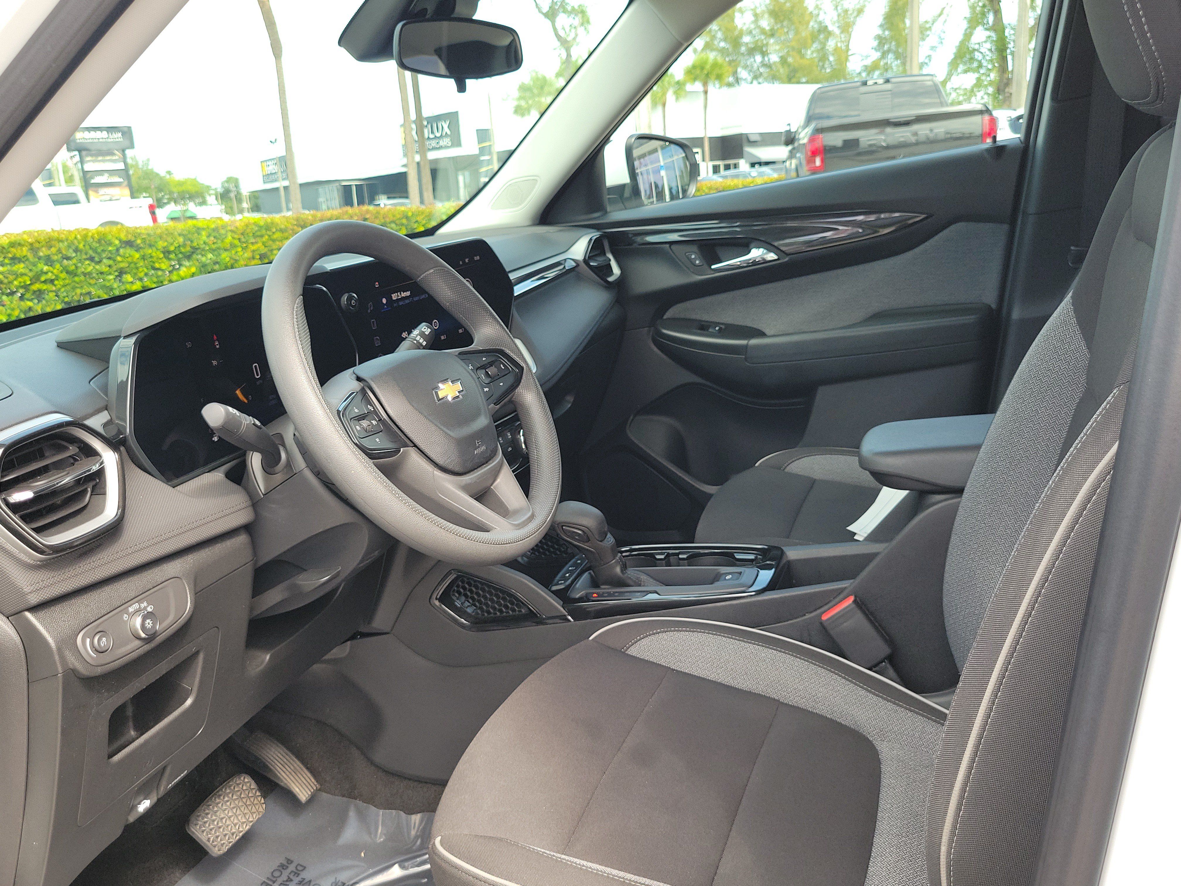 Used 2024 Chevrolet TrailBlazer LT w/ Driver Confidence Package FWD image 11