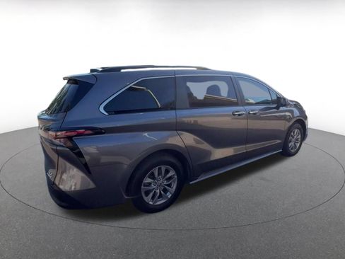 Used 2024 Toyota Sienna XLE FWD image 11