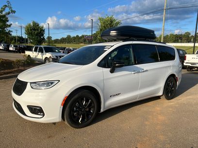 New 2025 Chrysler Pacifica Select w/ Fav Edition Package