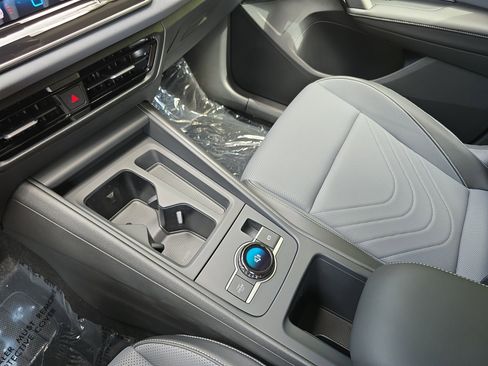 New 2025 Volkswagen Tiguan SE image 25