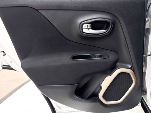Used 2015 Jeep Renegade Latitude FWD image 26
