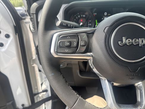 Used 2025 Jeep Wrangler Unlimited Sahara image 18