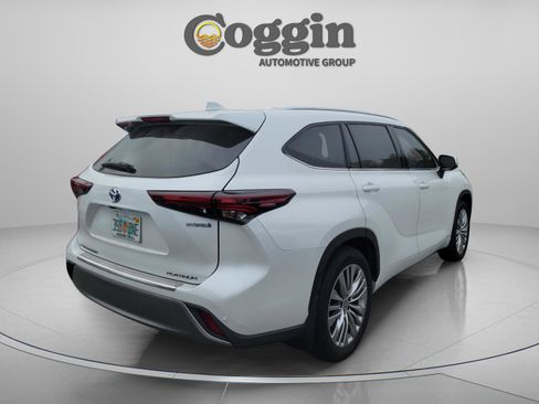 Used 2024 Toyota Highlander Platinum image 4