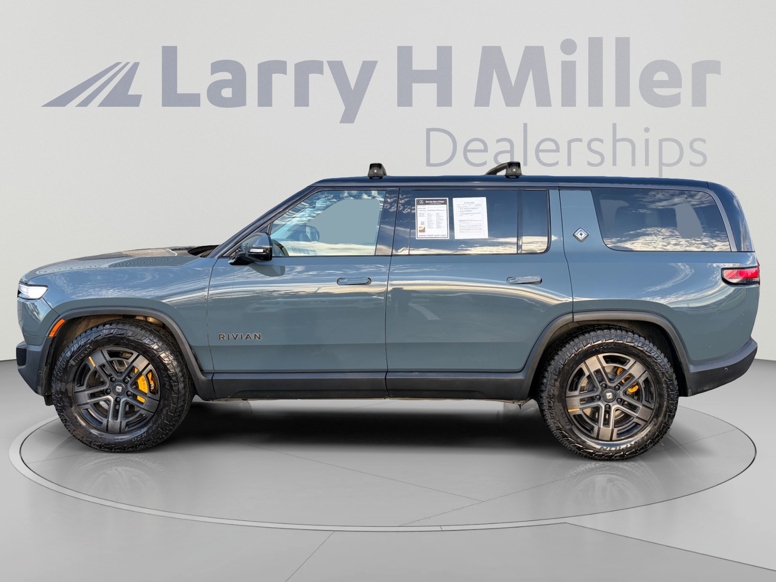 Used 2025 Rivian R1S Premium Dual AWD/4WD image 2