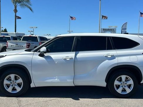 Used 2024 Toyota Highlander LE FWD image 7
