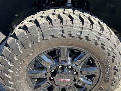 Used 2025 GMC Sierra 2500 AT4 w/ AT4 Premium Plus Package image 4