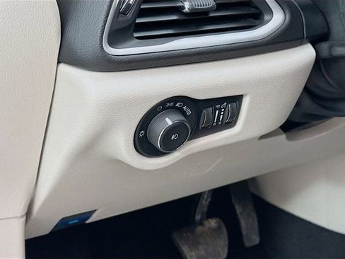 Used 2024 Chrysler Pacifica Touring-L FWD image 10