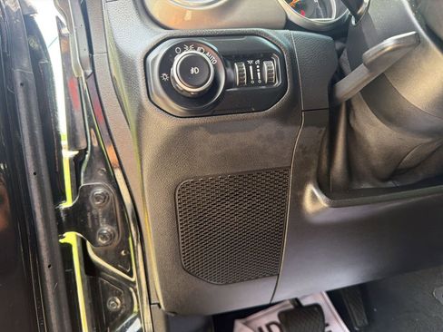 Used 2019 Jeep Wrangler Unlimited Sahara AWD/4WD image 17