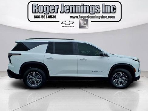 Used 2025 Chevrolet Traverse LT w/ Driver Confidence Package FWD image 5