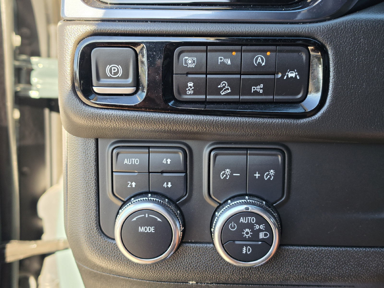 Used 2025 GMC Yukon AT4 w/ AT4 Premium Package AWD/4WD image 32