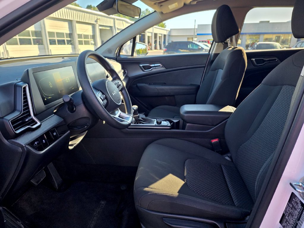 Used 2025 Kia Sportage LX FWD image 14