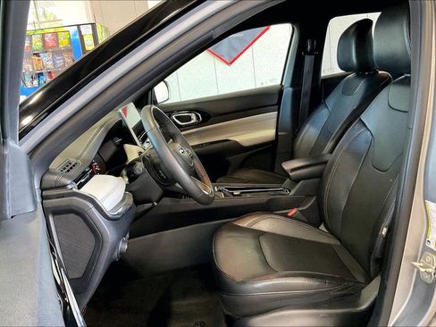 Used 2023 Jeep Compass Limited image 3