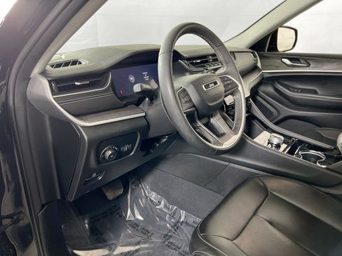 Used 2023 Jeep Grand Cherokee Limited AWD/4WD image 9