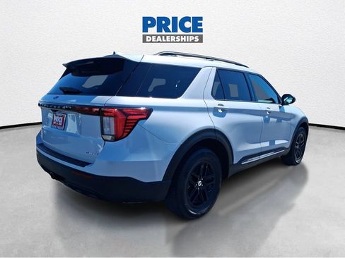 Used 2025 Ford Explorer Active AWD/4WD image 6