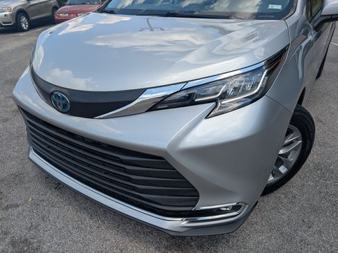 Used 2023 Toyota Sienna XLE FWD image 13