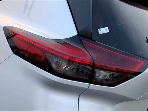 Used 2022 Nissan Rogue SV FWD image 25