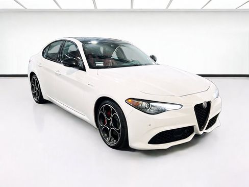 Used 2023 Alfa Romeo Giulia Veloce RWD image 3