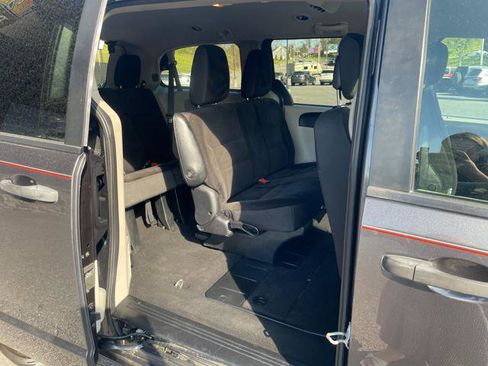 Used 2019 Dodge Grand Caravan SE w/ UConnect Hands-Free Group image 20