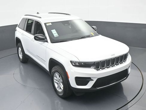 Used 2025 Jeep Grand Cherokee Laredo image 46