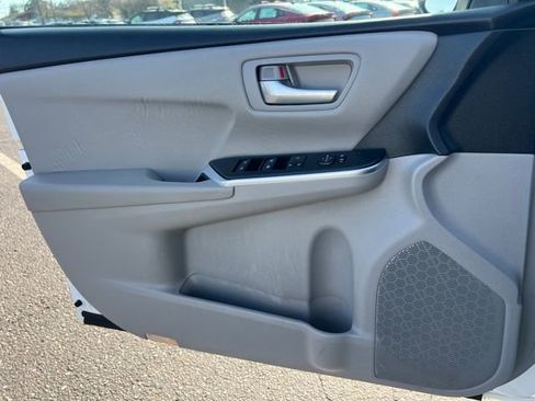 Used 2017 Toyota Camry SE image 17