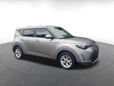 Used 2025 Kia Soul LX w/ LX Technology Package FWD image 2