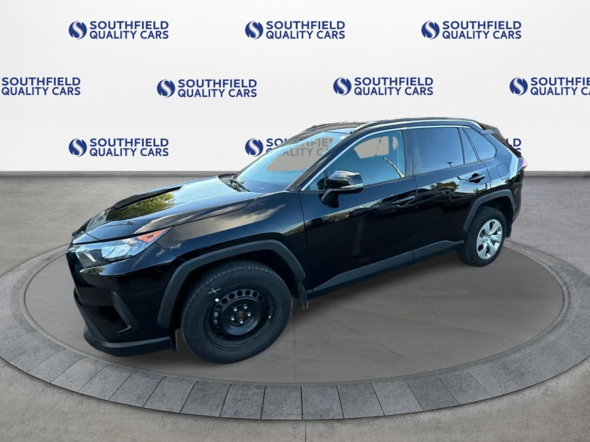 Used 2021 Toyota RAV4 LE AWD/4WD image 2