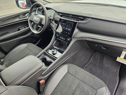 New 2025 Jeep Grand Cherokee L Altitude image 16