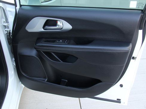 Used 2020 Chrysler Pacifica Touring-L w/ S Appearance Package FWD image 28