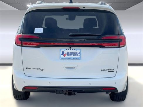 New 2026 Chrysler Pacifica Limited image 10