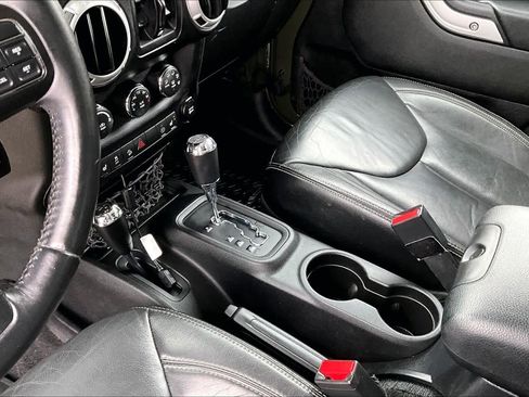 Used 2015 Jeep Wrangler Unlimited Sahara w/ Dual Top Group AWD/4WD image 17