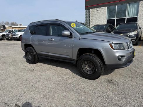 Used 2017 Jeep Compass Latitude image 6
