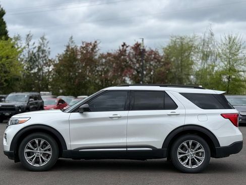 Used 2023 Ford Explorer XLT w/ Equipment Group 202A RWD image 2