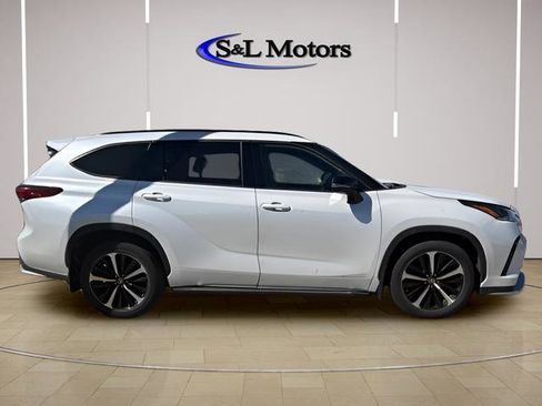 Used 2022 Toyota Highlander XSE AWD/4WD image 5