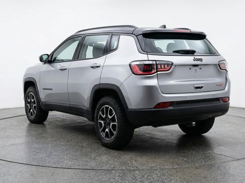 Used 2025 Jeep Compass Trailhawk image 6