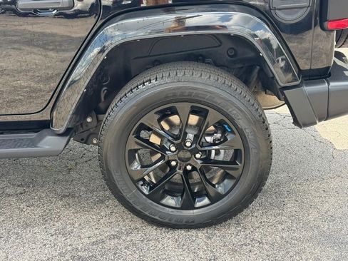 Used 2022 Jeep Wrangler Unlimited Sahara w/ Cold Weather Group AWD/4WD image 6