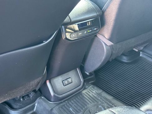 Used 2020 Toyota Highlander XLE AWD/4WD image 40