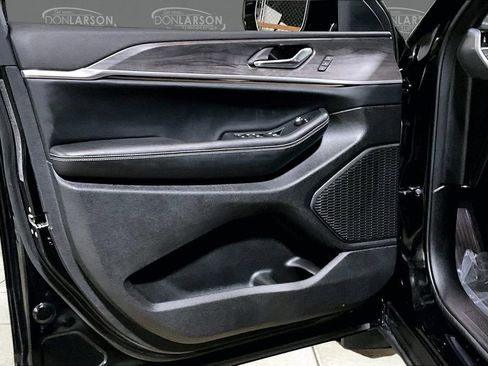 Used 2025 Jeep Grand Cherokee Limited w/ Luxury Tech Group II AWD/4WD image 11