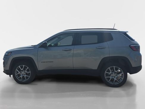 Used 2022 Jeep Compass Latitude AWD/4WD image 2