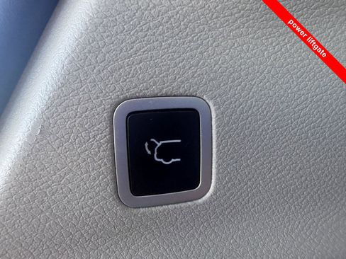 Used 2023 Chrysler Pacifica Touring-L image 7