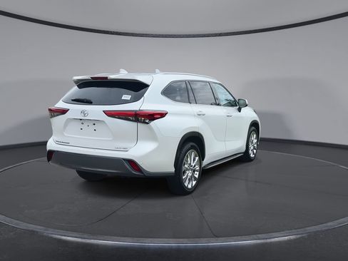 Used 2022 Toyota Highlander Limited FWD image 8