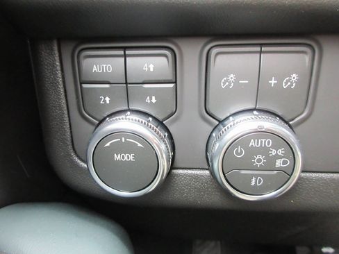 New 2026 GMC Yukon XL AT4 w/ AT4 Premium Package image 17