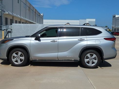 Used 2022 Toyota Highlander L FWD image 8