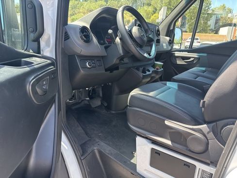 Used 2025 Mercedes-Benz Sprinter 2500 image 9