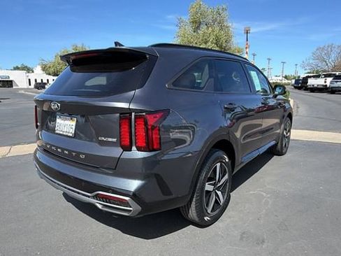 Used 2021 Kia Sorento EX w/ Panoramic Sunroof Package image 4