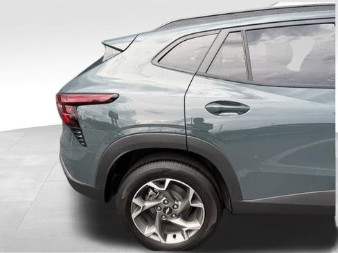 Used 2026 Chevrolet Trax LT FWD image 4