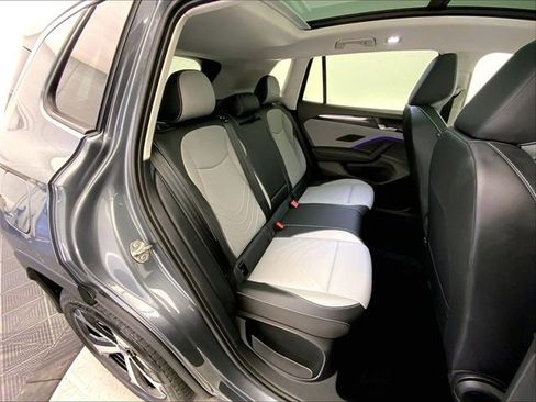 Used 2025 Volkswagen Tiguan SE w/ Panoramic Sunroof Package image 27