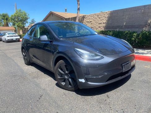 Used 2024 Tesla Model Y Long Range AWD/4WD image 2